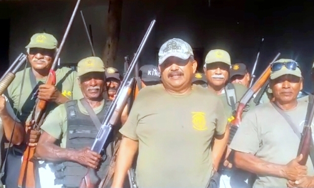 CRUZ GRANDE ESTEBAN RAMOS GALLARDO ACOMPAÑADO DE UN GRUPO DE POLICÍAS CIUDADANOS