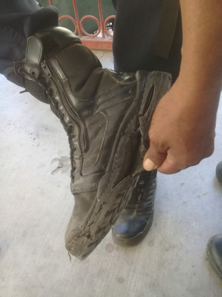 SAN MARCOS - Policía mostrando sus botas rotas