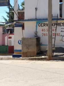 AYUTLA Baños a orilla de la calle