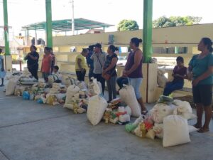 AYUTLA Familiares rdcibiendo su despensA