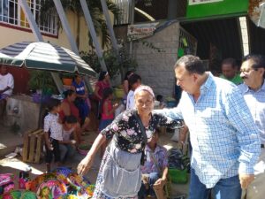 AYUTLA-Luis-Walton-saludando-a-comerciantes-2