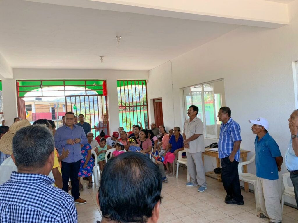 AZOYÚ ALCALDE REUNIDO CON POBLADORES DE QUETZALAPA (1)