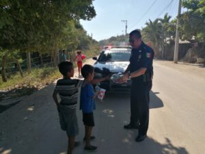 CRUZ GRANTE ENTREGABAN A NIÑOS QUE SE TOPABAN