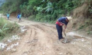MALINALTEPEC-TRANSPORTISTAS-REPARANDO-CAMINOS-1