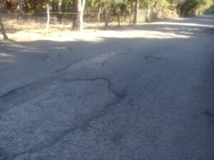 MARQUELIA BACHES SOBRE LA CARRETERA