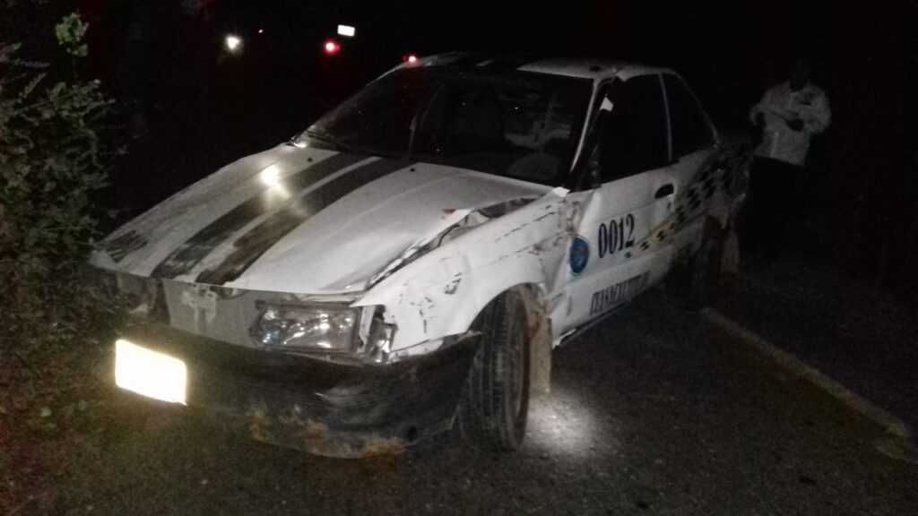 ROJA EL TAXI ATRAVESADO EN LA CARRETERA (1)