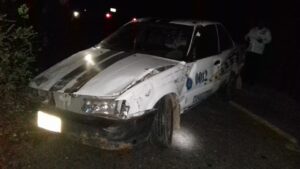 ROJA EL TAXI ATRAVESADO EN LA CARRETERA (1)