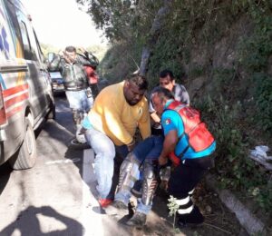 ROJA LESIONADO RECIBIENDO LOS PRIMEROS AUXILIOS