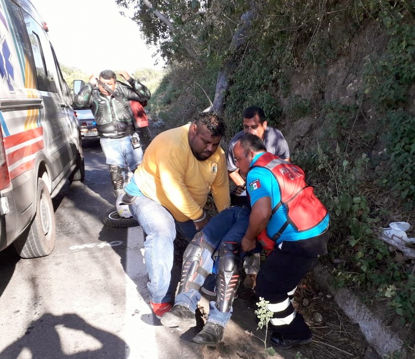 ROJA LESIONADO RECIBIENDO LOS PRIMEROS AUXILIOS