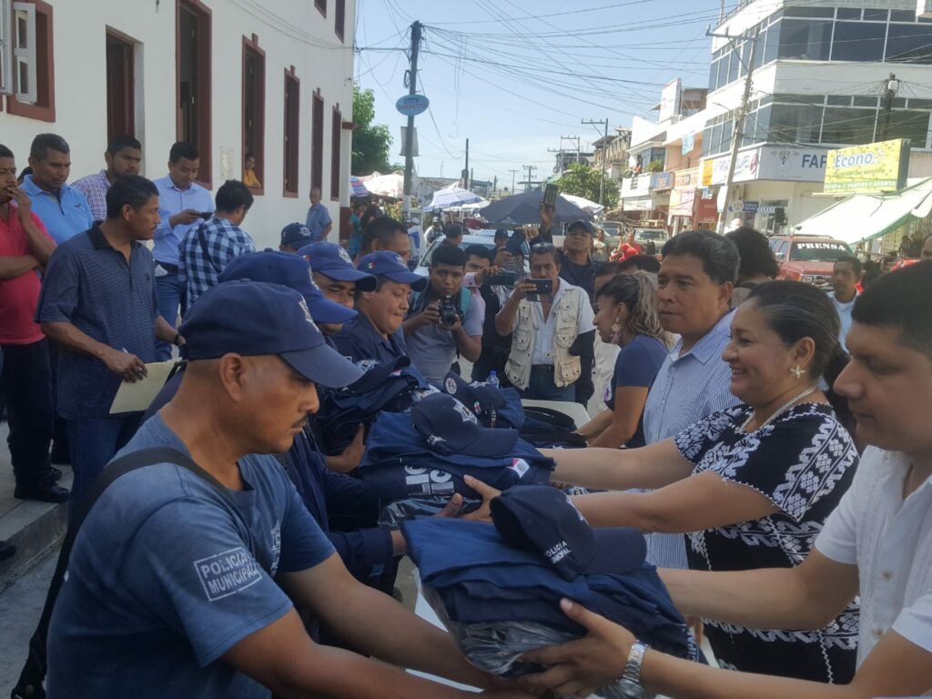 SAN MARCOS ENTREGA DE UNIFORMES