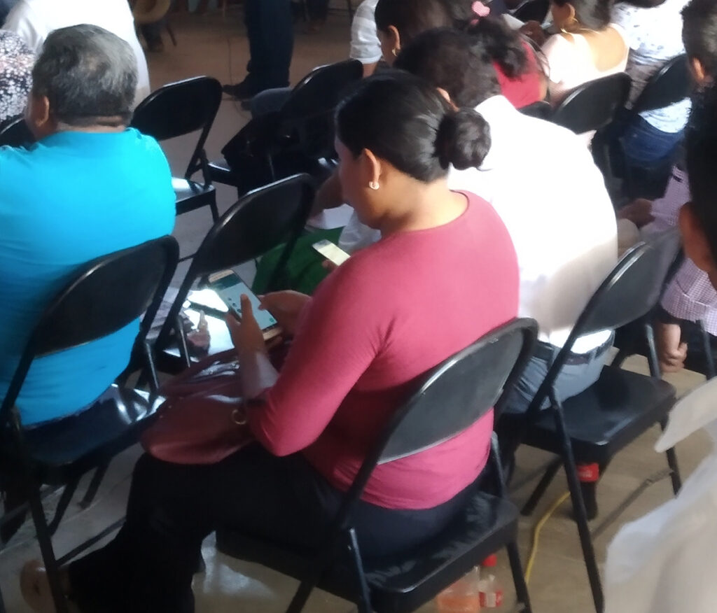 AYUTLA Integrantes de los consejos en su celular