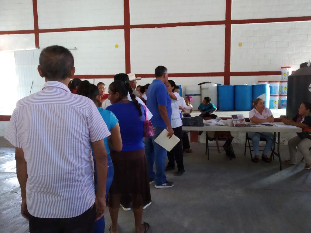 AYUTLA Personas vacunandose