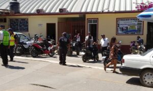 AYUTLA Tránsitos deteniendo a motociclistas