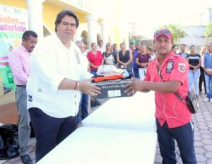 BOLETÍN MARQUELIA JAVIER ADAME DURANTE LA ENTREGA