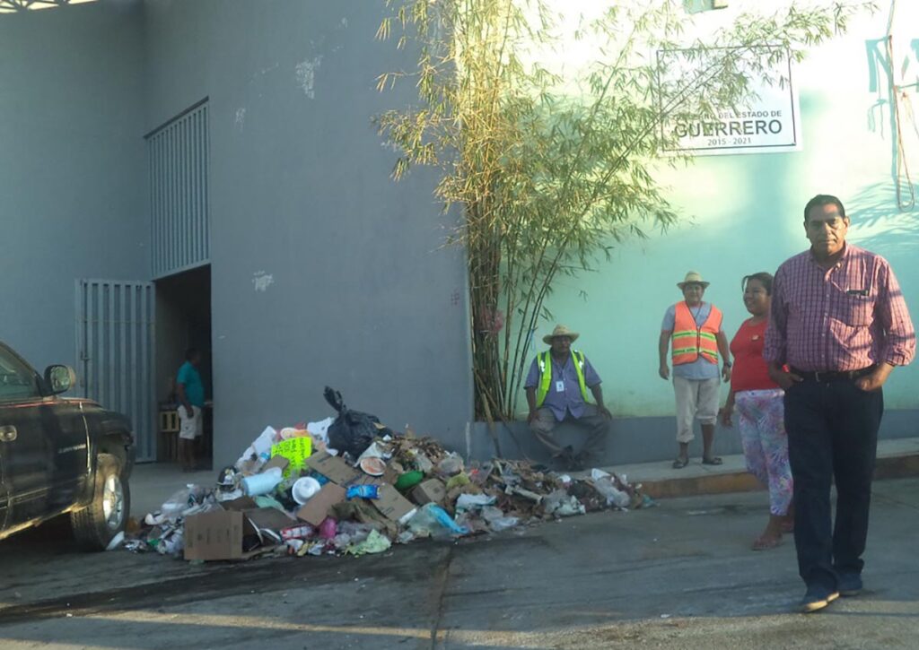 CRUZ GRANDE BASURERO FRENTE A MERCADO