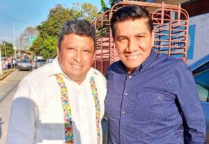 JUCHITÁN EL ALCALDE ACOMPAÑADO DEL SECRETARIO DE DESARROLLO SOCIAL