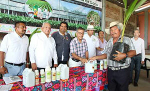 MARQUELIA DURANTE LA ENTREGA DE LOS APOYOS