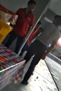 OME LOS JÓVENES PELEANDO