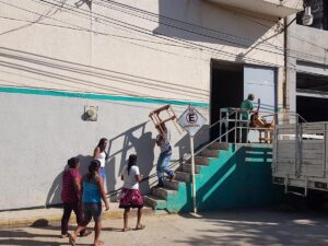 PRINCIPAL FAMILIARES SACANDO LAS PERTENENCIAS (1)