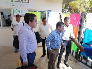 PRINCIPAL Los funcionarios estatales en su llegada