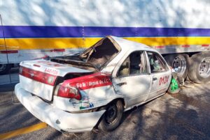 ROJA ASÍ QUEDÓ EL TAXI (1)