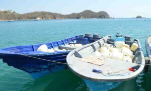 ROJA BUSCAN A PESCADORES EN OAXACA