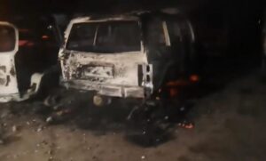 ROJA INCENDIAN DOS AUTOS