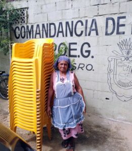 ROJA ISABEL CLEMENTE PULE RECIBIENDO SUS PERTENENCIAS