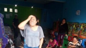 ROJA LAS MADRES CON SUS HIJOS EN EL LOCAL