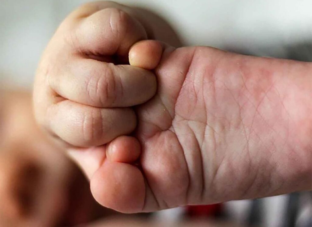 ROJA MENOR VIOLA Y MATA A SU HIJA