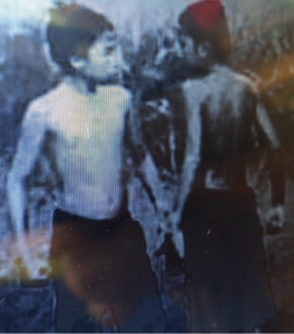 ROJA NIÑOS PELEANDO