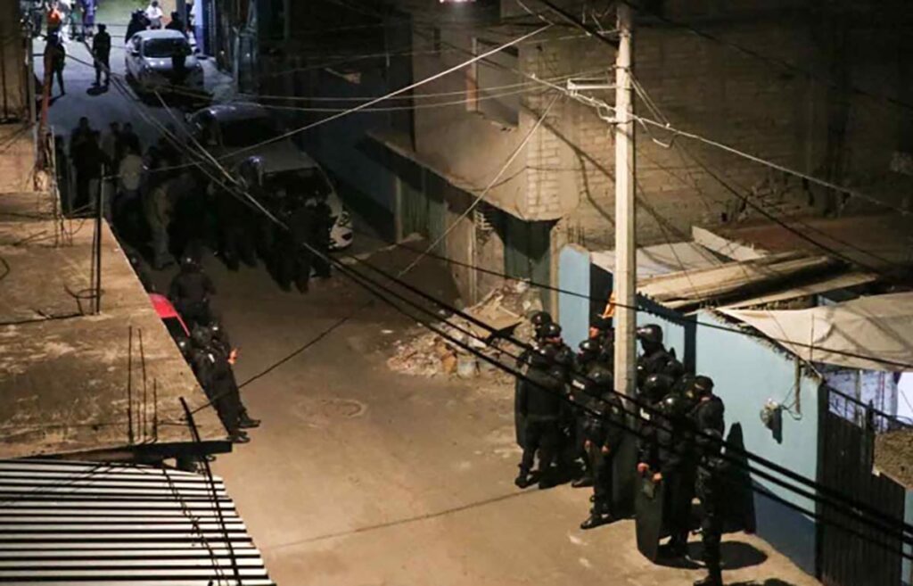 ROJA POLICIAS RESGUARDAN LA FINCA