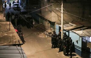 ROJA POLICIAS RESGUARDAN LA FINCA