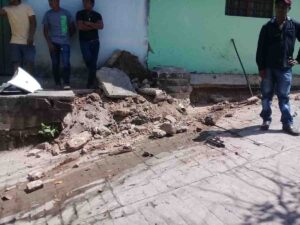 ROJA Se impacto contra una banqueta (2)