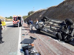ROJA VUELCA AUDI EN LA AUTOPISTA (2)