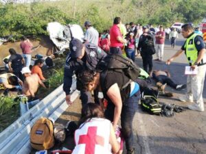 ROJA VUELCA CAMION CON MIGRANTES
