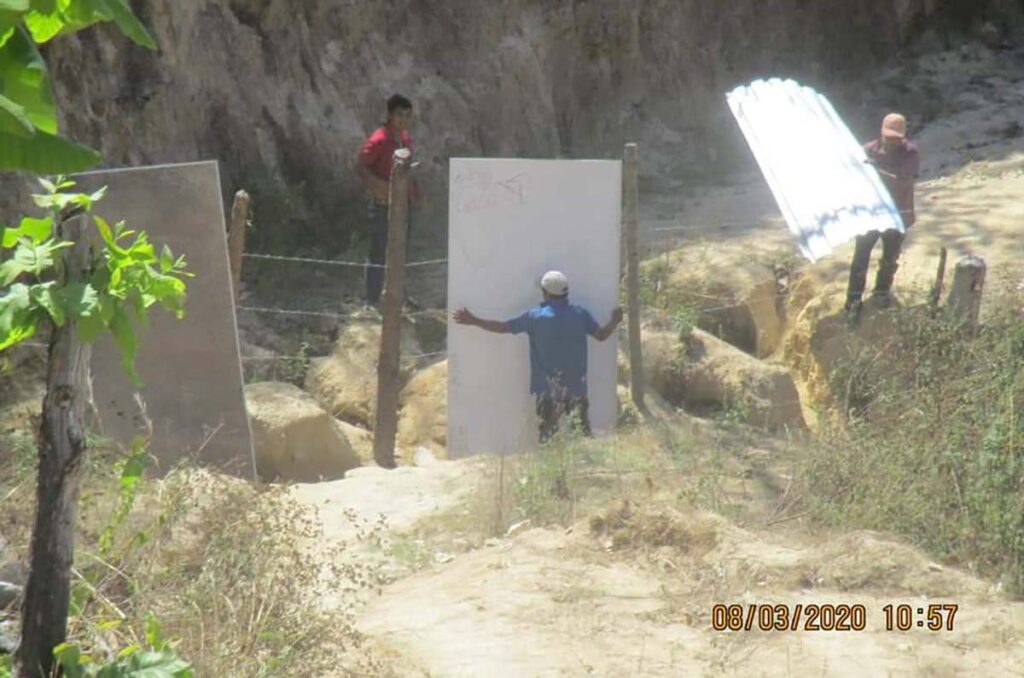 AYUTLA Llevándose la lámina