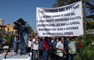 AYUTLA Manta de los basificados despedidos