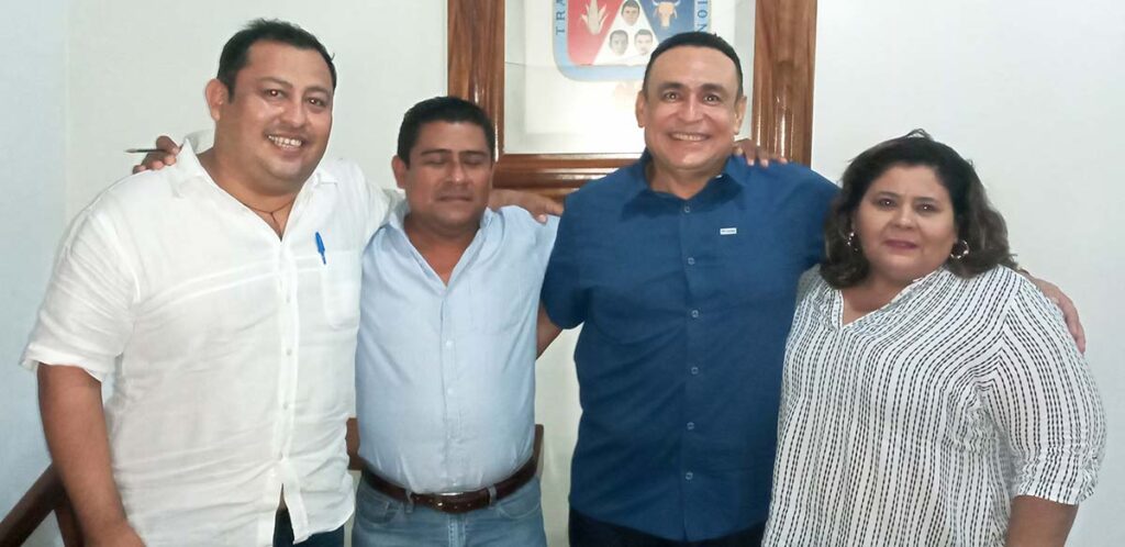 AZOYÚ EFRÉN LÓPEZ ACOMPAÑADO DEL SECRETARIO GENERAL, TESORERA Y DIRECTOR DE OBRAS PÚBLICAS (1)