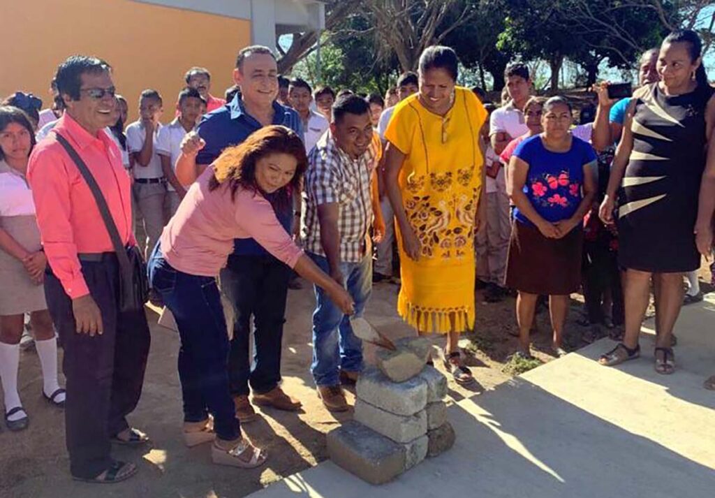 BOLETÍN AZOYÚ COLOCACIÓN DE LA PRIMERA PIEDRA PARA CONSTRUCCIÓN DEL TECHADO