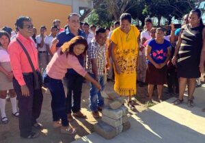 BOLETÍN AZOYÚ COLOCACIÓN DE LA PRIMERA PIEDRA PARA CONSTRUCCIÓN DEL TECHADO