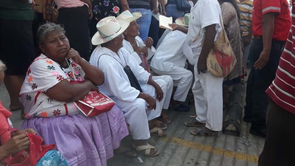 OME Adultos mayores esperando