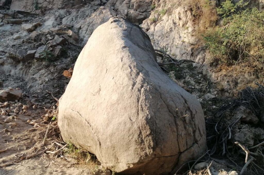 OME La carretera llena de tierra y piedras (2)