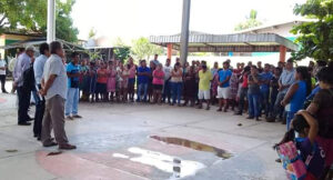 OME Padres de familia en la primaria Plan de Iguala (Foto Archivo)