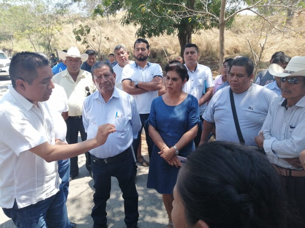 PRINCIPAL EL ALCALDE DIALOGANDO CON LAS AUTORIDADES DE LA CRAC EN EL BLOQUEO.