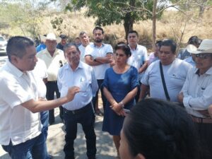 PRINCIPAL EL ALCALDE DIALOGANDO CON LAS AUTORIDADES DE LA CRAC EN EL BLOQUEO.