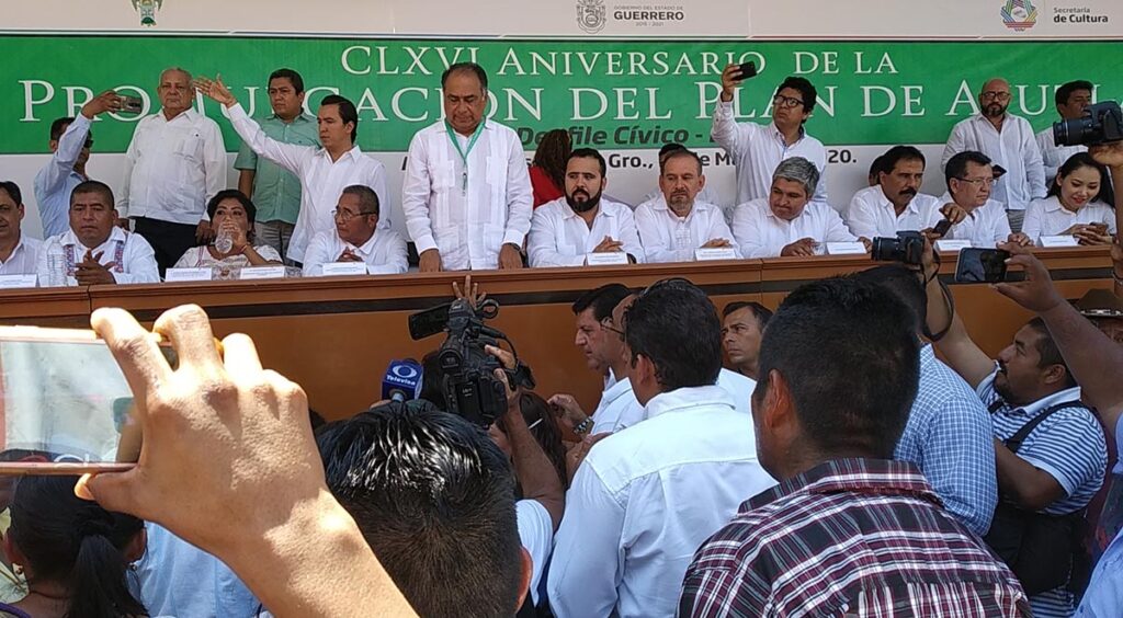 PRINCIPAL Manifestantes frente al templete