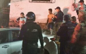 ROJA ATADO A UN POSTE