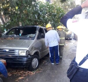 ROJA CAMIONETA INCENDIADA
