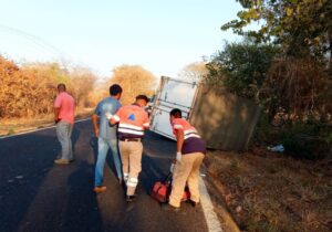 ROJA CAMIONETA VOLCADA (2)